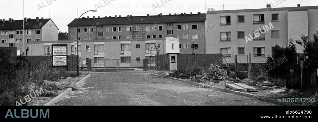 View of the new building complex of the Soviet military mission in Goldammerstrasse in Frankfurt am Main-Niederrad on the 25th of July in 1959.
The members of the Soviet army and their relatives had been living in confiscated villas in Neuwiesenstrasse before moving into the newly built houses. 25/07/1959