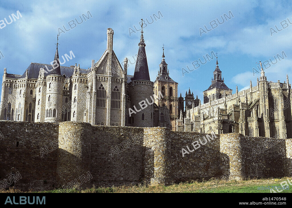 CASTILLA-LEON. ASTORGA. Vista general del conjunto formado por el PALACIO EPISCOPAL (1887-1893), obra NEOGOTICA erigida por Antoni GAUDI, y la CATEDRAL de estilo GOTICO. En primer término, la MURALLA que rodea la población. Provincia de León. España. (CAMINO DE SANTIAGO).