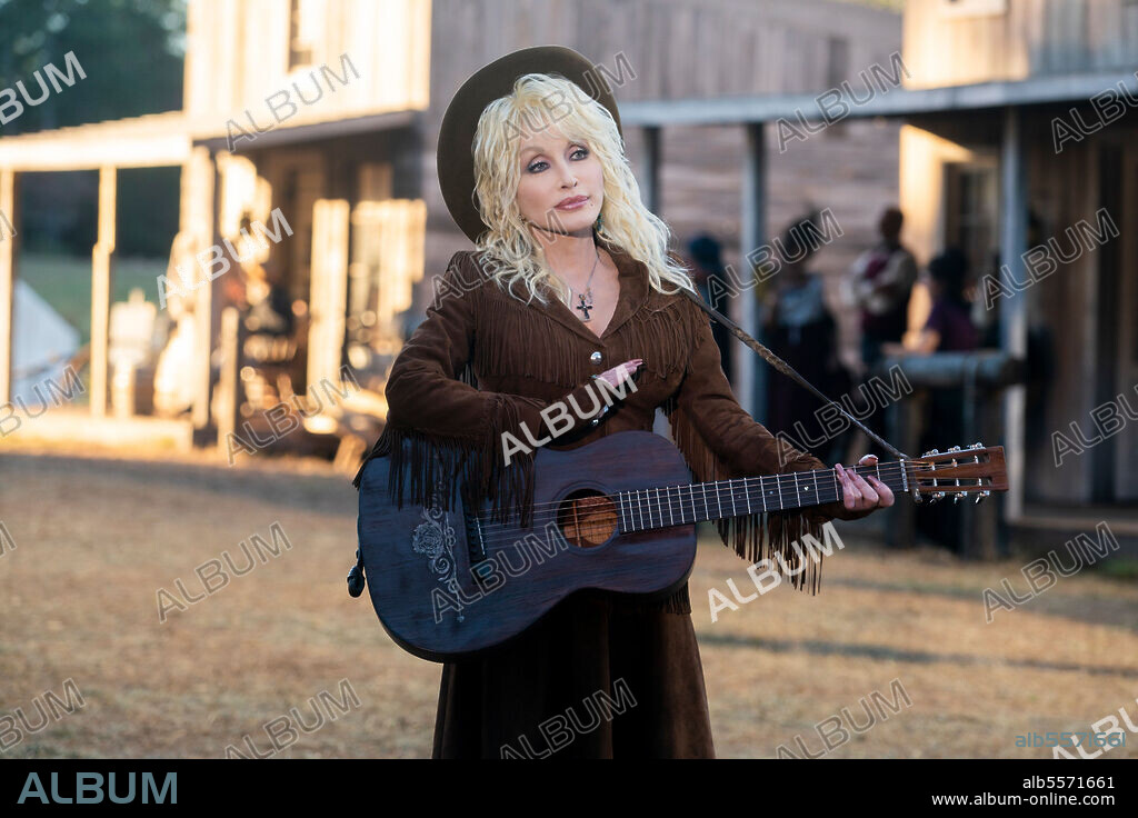 DOLLY PARTON in DOLLY PARTON'S HEARTSTRINGS, 2019, directed by ANDREW FLEMING, ERICA DUNTON, LIESL TOMMY and TIMOTHY BUSFIELD. Copyright Netflix / Warner Bros. Television.