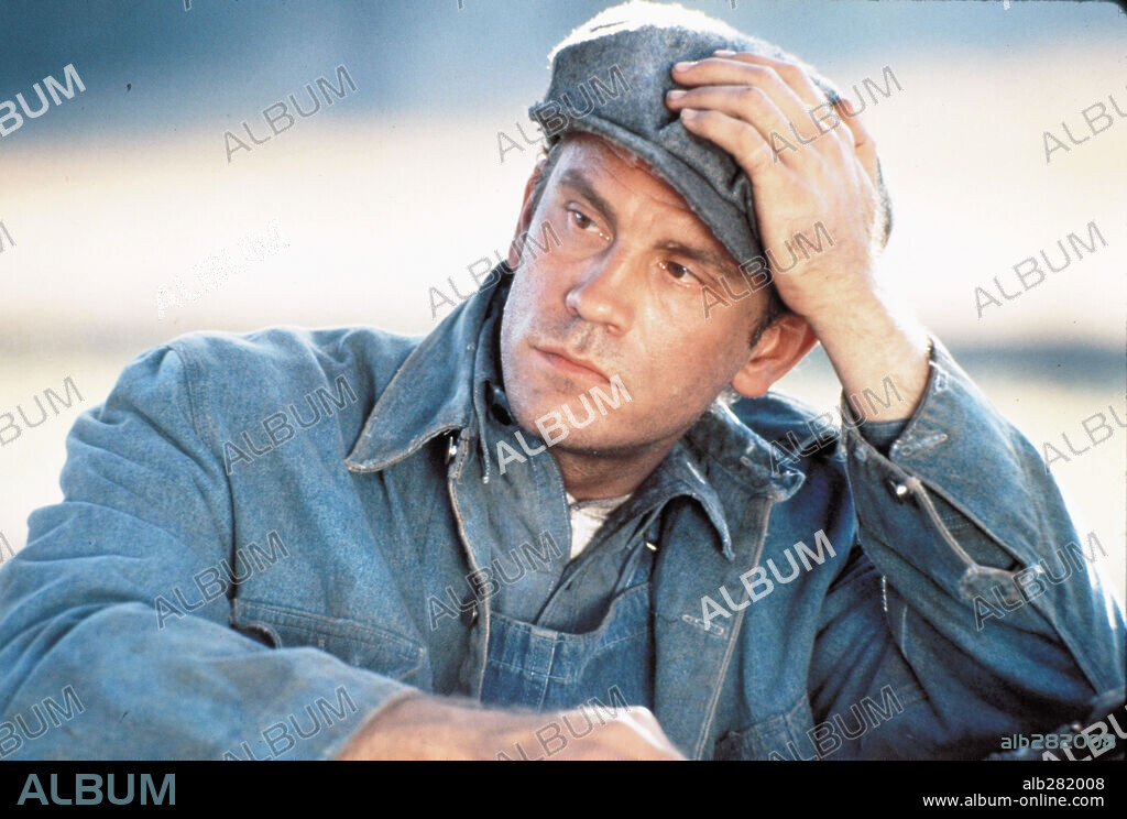 JOHN MALKOVICH in OF MICE AND MEN, 1992, directed by GARY SINISE. Copyright M.G.M.
