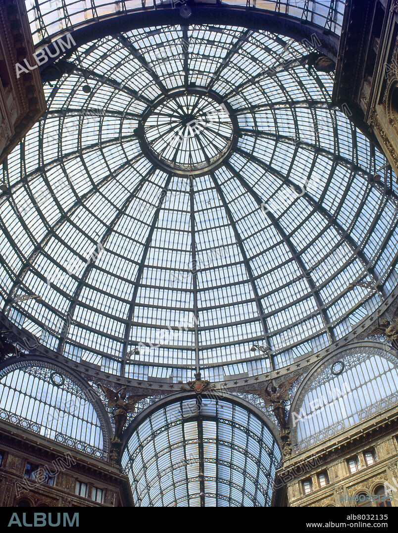EMMANUEL ROCCO (1811-92) Y PAOLO BOUBEE. INTERIOR - CUPULA DE LA GALERIA UMBERTO I - S XIX - CON LA CRISTALERA DE ACERO Y CRISTAL DE PAOLO BOUBEE.