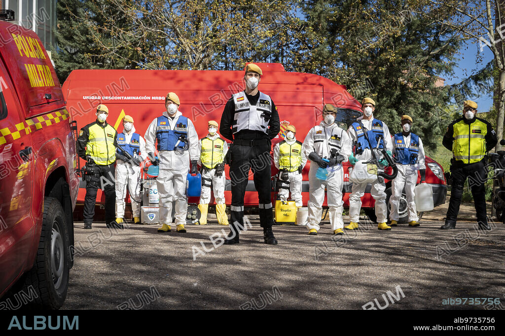 Madrid, 26/03/2020. Crisis del coronavirus. Un equipo de Gietma de la UME en el trabajo de desinfección de una residencia de ancianos. Foto: Ignacio Gil. ARCHDC.