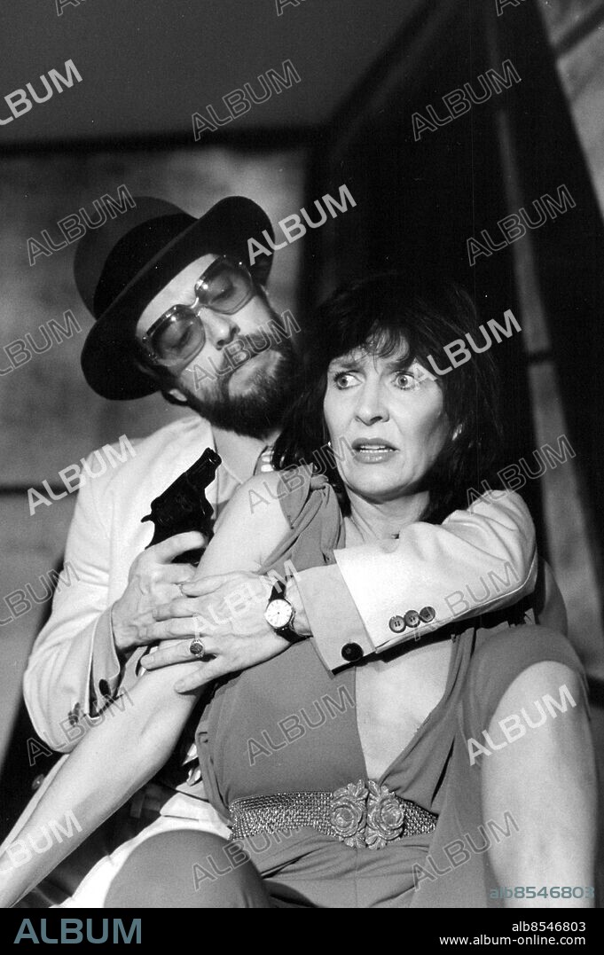 Stockholm 1982-12-03. Jonas Uddenmyr och Kim Anderzon i "Du har dödat min fysiklärare" på Pistolteatern. Foto: Lennart Nygren / SvD / TT / kod 12014.