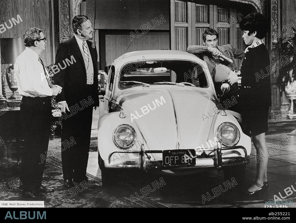 DAVID TOMLINSON, DEAN JONES y MICHELE LEE en AHÍ VA ESE BÓLIDO, 1968 (THE LOVE BUG), dirigida por ROBERT STEVENSON. Copyright DISNEY.