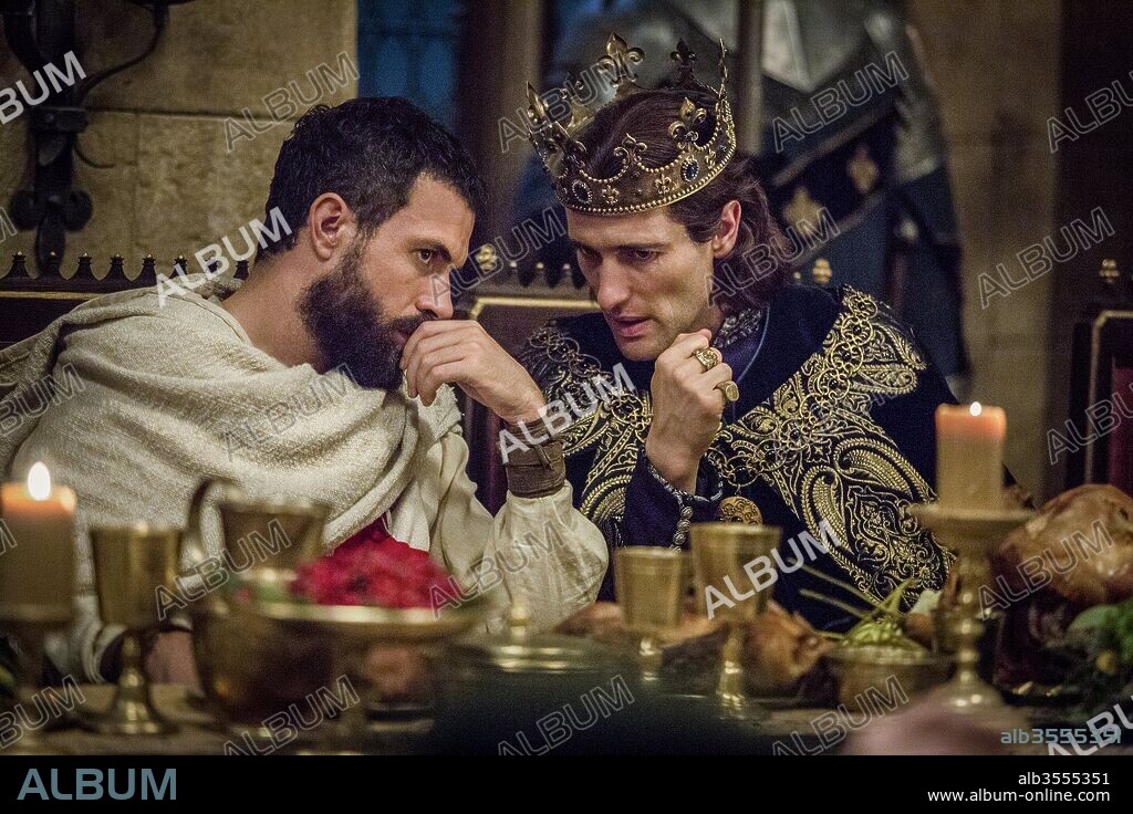 ED STOPPARD et TOM CULLEN dans KNIGHTFALL, 2017, réalisé par DOUGLAS MACKINNON. Copyright A+E STUDIOS/MIDNIGHT RADIO/STILKING FILMS/THE COMBINE. Season 1.