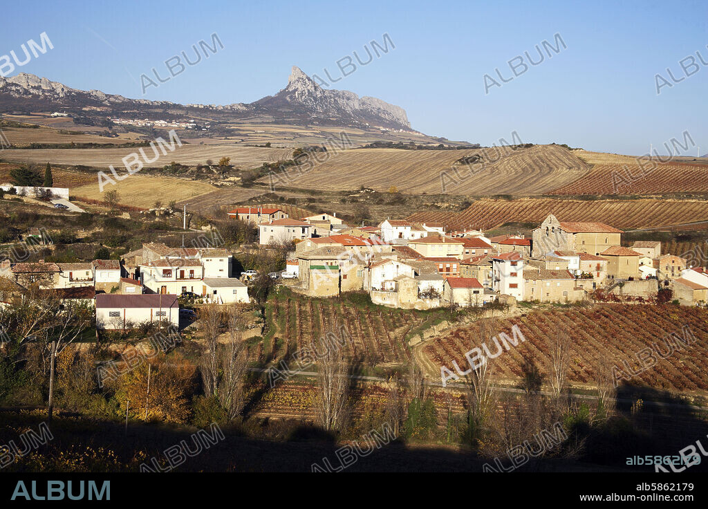 Viñaspre; vista del pueblo y Cordillera Cantábrica al fondo.