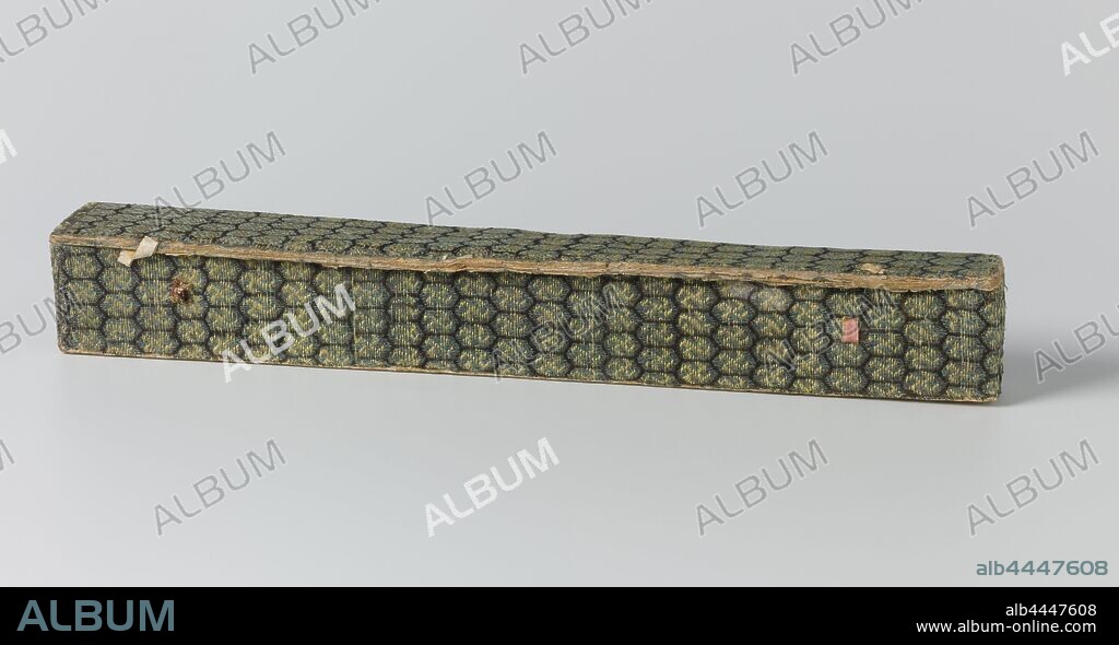 Fan box of thick paper covered with green silk with a honeycomb motif in which swastikas lined with red paper, Fan box of thick paper covered with green silk with a honeycomb motif in which swastikas lined with red paper. On the bottom covered with yellow paper on which five Chinese characters are written by hand with pen. Originally there were two paper ribbons that connected the lid to the box. Now only leftovers., Huchong, Kanton, c. 1800 - c. 1825, geheel, bekleding, voering, l 25.5 cm × w 3 cm × h 4.3 cm.