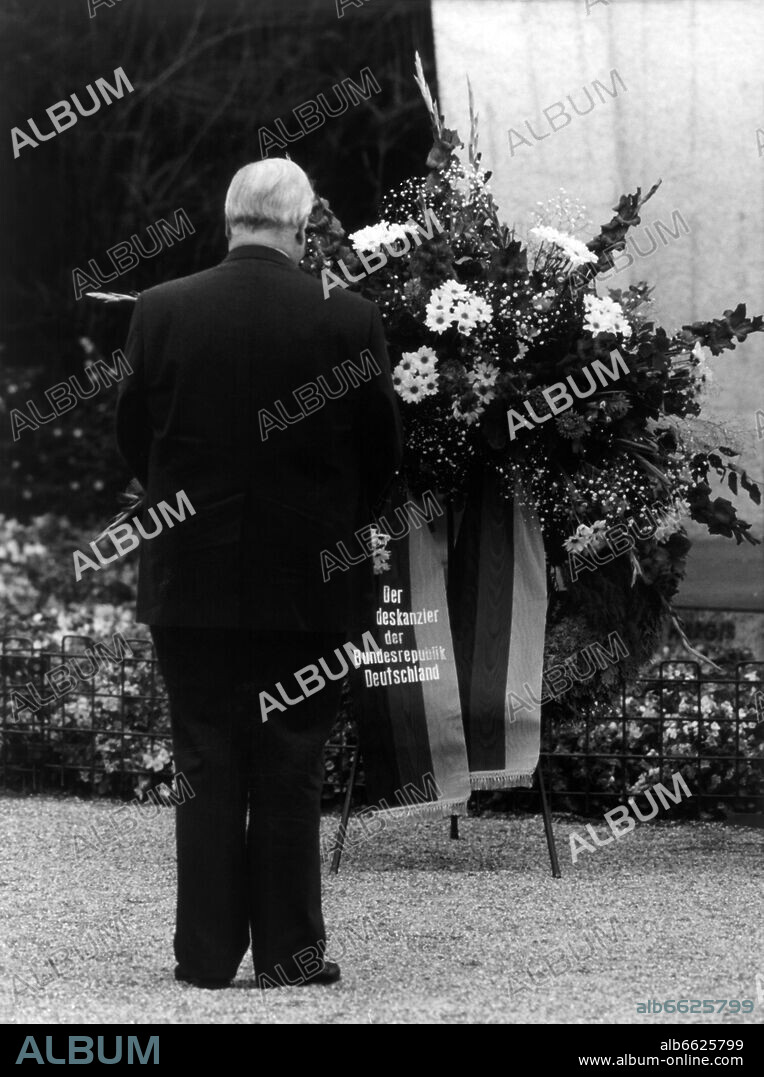 German chancellor Helmut Kohl puts down a wreath at the Airlift Monument in Berlin-Tempelhof during the official farewell ceremony for the western Allies in Berlin on the 8th of September in 1994, during which he commemorated the victims of the embago of Berlin. 
Besides Kohl, the French and British heads of states, Mitterand and Major, as well as US foreign minister Warren Christopher, participated in the festivities.
Like Russia did, the governments of the western Allies withdrew all troops from Berlin after 49 years in the end of 1994. 08/09/1994
