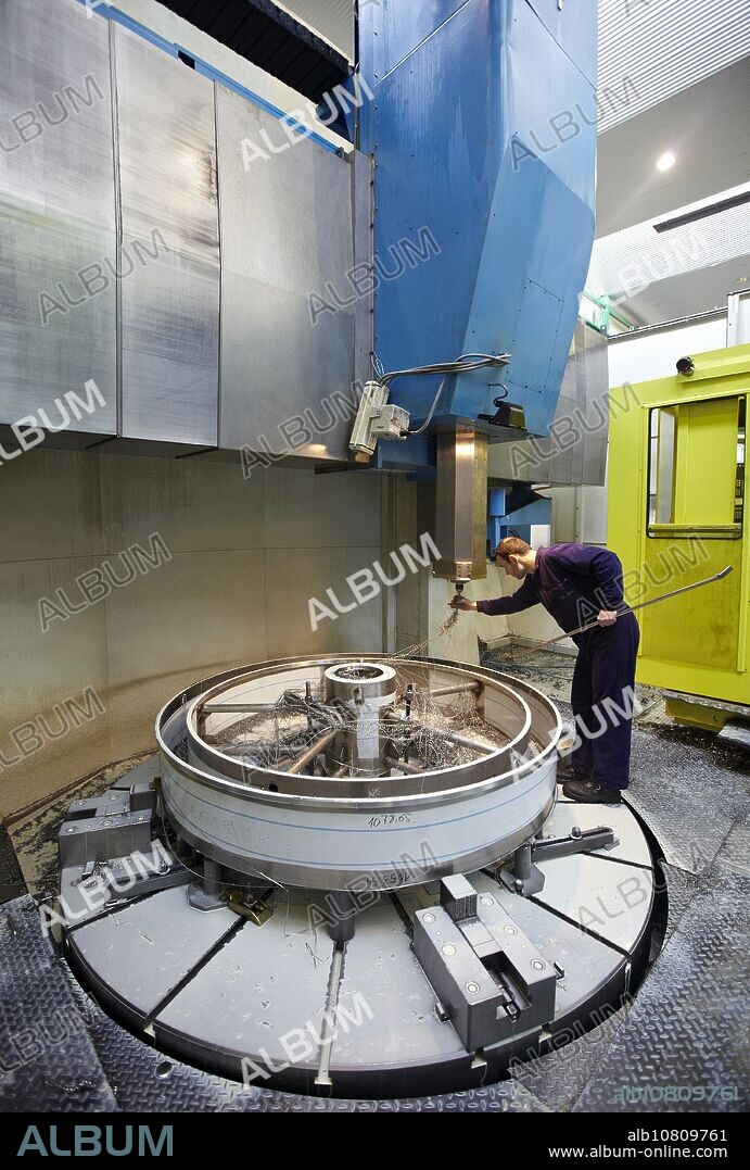 Vertical lathe for turning very large diameters and heavy workpieces, manufacture of stainless steel containers, Gipuzkoa, Euskadi, Spain.