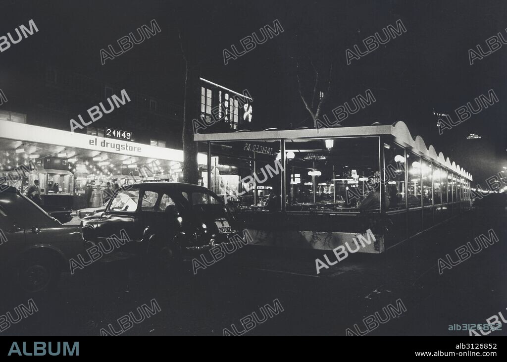 Barcelona. Vista nocturna del Drugstore del paseo de Gracia. Año 1965.