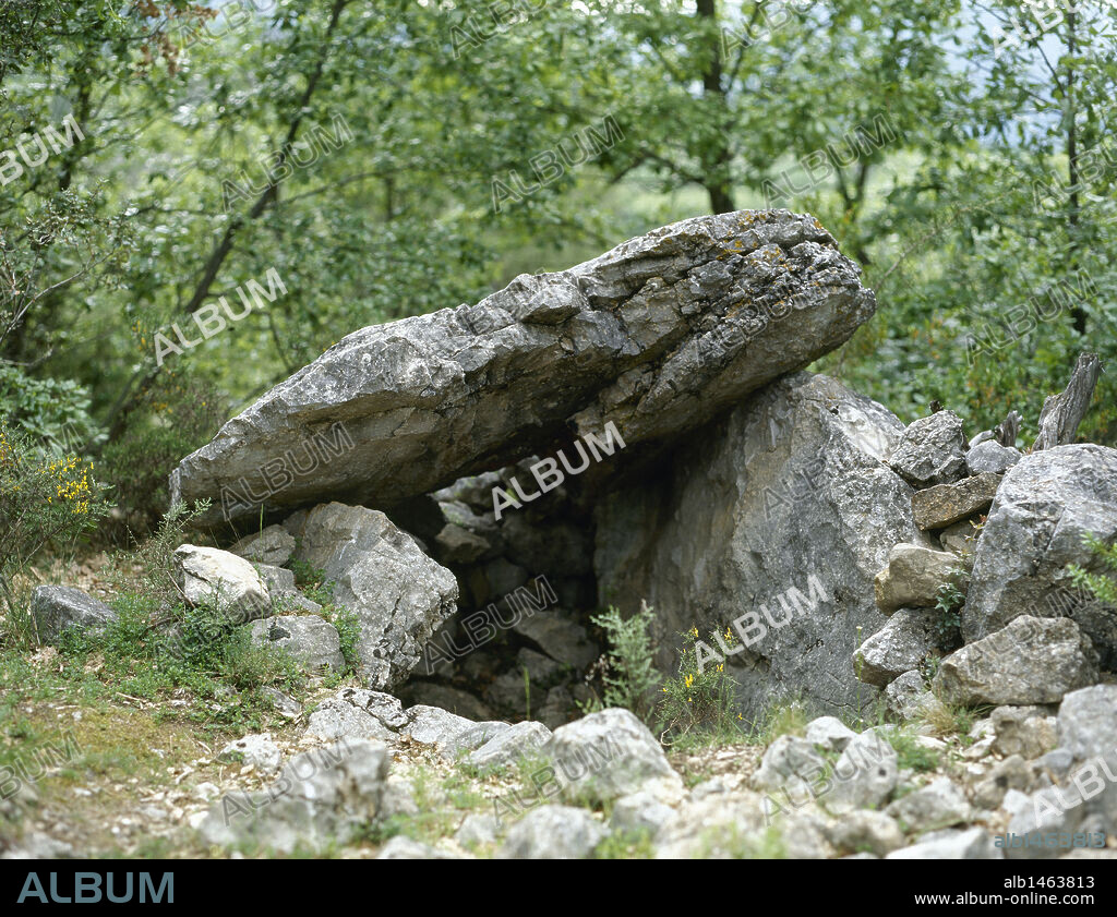 ARTE PREHISTORICO. EDAD METALES. ESPAÑA. DOLMEN DE PEDRACABANA. Monumento megalítico construido en el valle del río Cabó, en la amplia franja del Pre-Pirineo. Provincia de Lleida. Comarca del Alt Urgell. Cataluña.