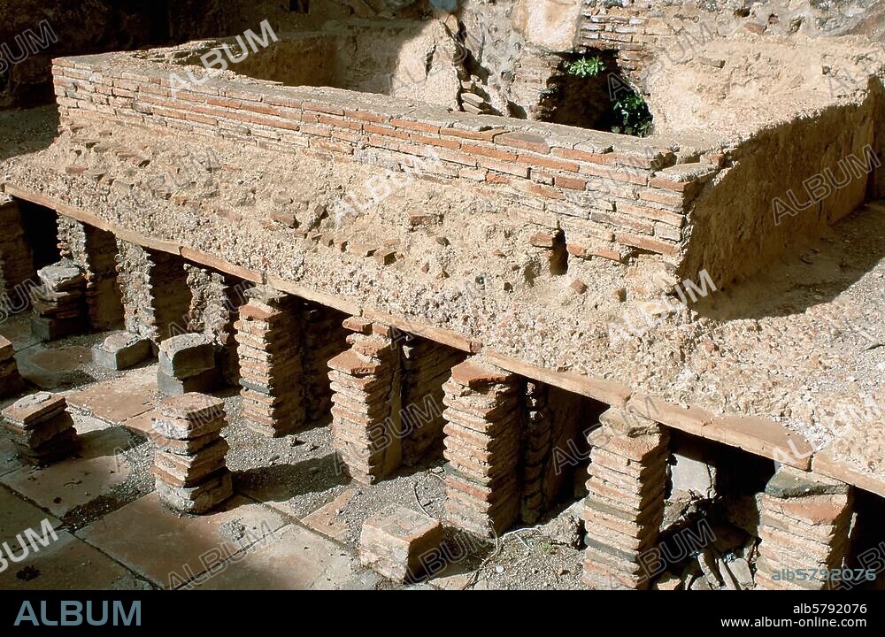 Pompeji (Kampanien, Italien), Stabianer Thermen. (2. Jh. v. Chr.). Teilansicht: Tepidarium mit Fußbodenheizung. Die Heißluft, die vom Praefurnium ausging, zirkulierte unter dem erhöhten, von Pfeilern (Suspensurae) getragenen Fußboden. Foto, undat.