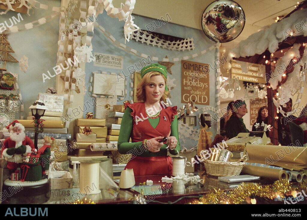 ZOOEY DESCHANEL in ELF, 2003, directed by JON FAVREAU. Copyright NEW LINE PRODUCTIONS / MARKFIELD, ALAN.