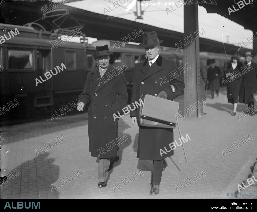 Kungälv 1935-03-18 - Utrikesminister Rickard Sandler kommer till centralstationen med redaktör Torgny Segerstedt *** Local Caption *** GT Låda 15-31 mars. KAMERAREPORTAGE.