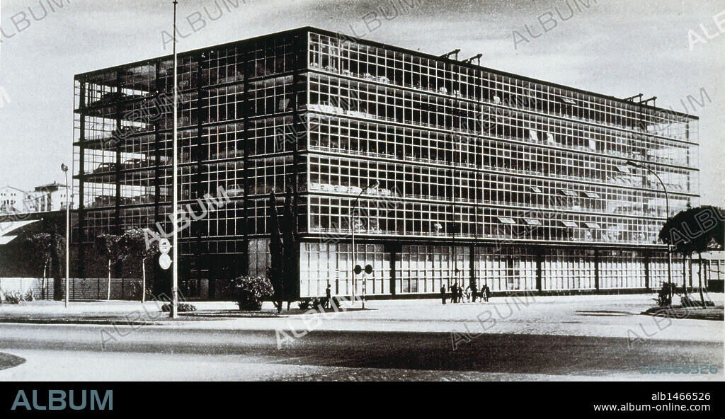 S.E.A.T. factory in Barcelona's Zona Franca. Car store. Exterior. "Journal of Architecture", 1960. No. 41. National Library. Madrid.