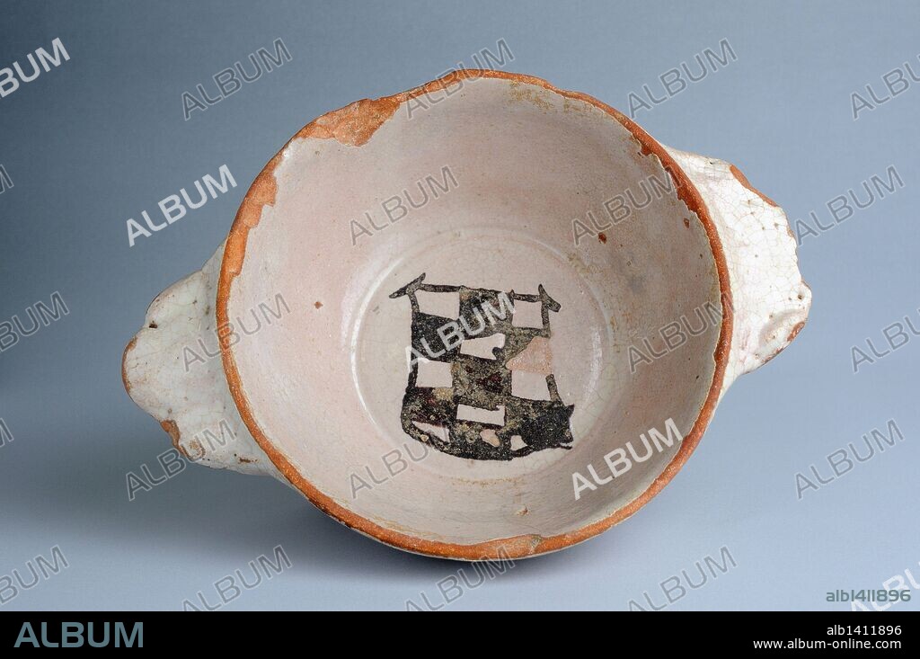 Escudilla de cerámica vidriada con escudo heráldico ajedrezado Diámetro borde120 mm Diámetro base 70 mm Alto 52 mm Ancho 159 mm Grosor 5 mm - Epoca moderna procedente del Yacimiento arqueológico de la " Calle Damas " en Alcalá de Henares -  " Museo del Burgo de Santiuste " . ( Madrid ). ESPAÑA.