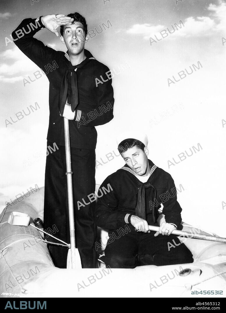 DEAN MARTIN y JERRY LEWIS en VAYA PAR DE MARINOS, 1952 (SAILOR BEWARE), dirigida por HAL WALKER. Copyright PARAMOUNT PICTURES.