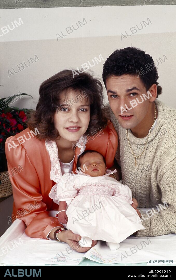 Andreina and Roberto Baggio with the newly born Valentina. Italian football champion Roberto Baggio is taken together with his family; Baggio's wife, Andreina Fabbi (they married last year), is showing the newly born Valentina to the camera on December 1990 in Vicenza, Italy.
