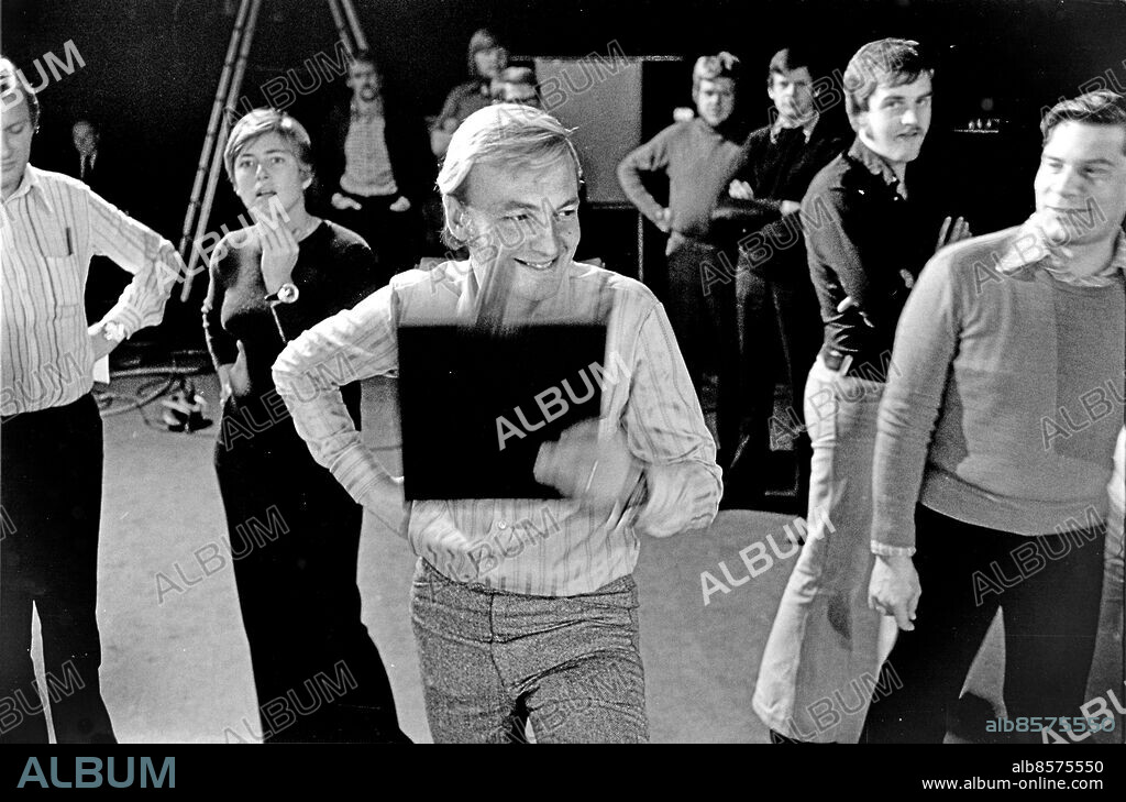 1973-10-26.. Reportage inför KVÄLLSÖPPET. TV-program.. Sänt under säsongen 1973.. Här ses Bo Holmström (i mitten), journalist och programledare, med delar av redaktionen.. Foto: Bertil S-son Åberg / RiR / SVT / Kod: 5600. Reportage publ. i RiR 47/73 sid. 3.. RiR 21022 sv / v neg   . Leende.