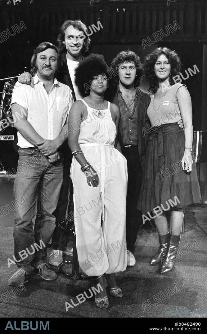 Stockholm 1981-08-27. Underhållningsprogrammet "Lite Grand i örat" med programledarna Claes af Geijerstam och Anni-Frid Lyngstad. Här med gästerna Billy G-son, Lotta Hedlund och Tommy Körberg.. Foto: Olle Wester / Expressen / TT / Kod: 44. ** AFTONBLADET OUT **.