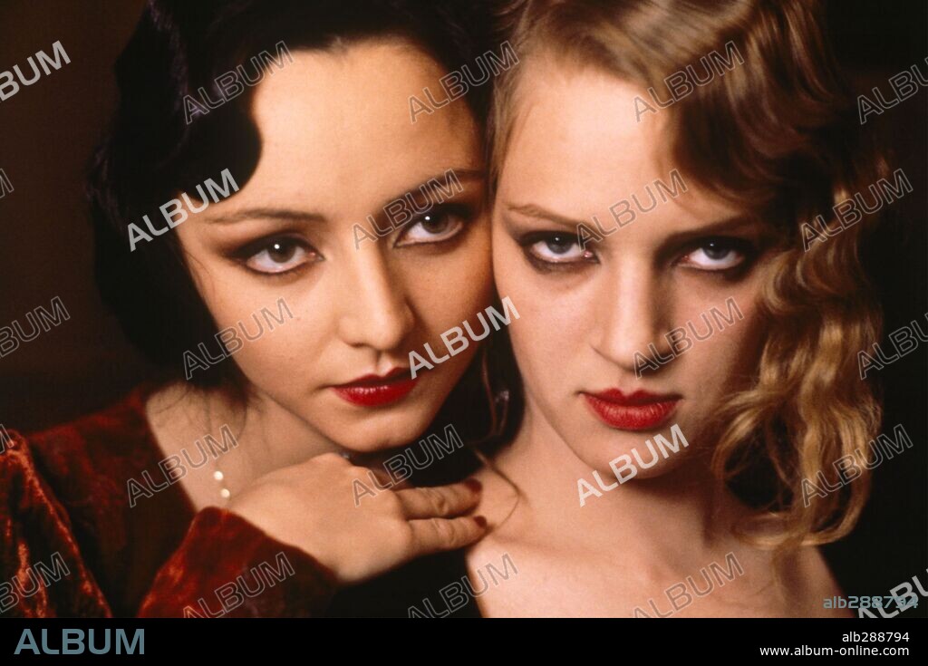 MARIA DE MEDEIROS y UMA THURMAN en HENRY Y JUNE, 1990 (HENRY & JUNE), dirigida por PHILIP KAUFMAN. Copyright UNITED ARTISTS.