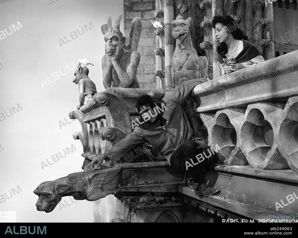 ANTHONY QUINN und GINA LOLLOBRIGIDA in DER GLÖCKNER VON NOTRE DAME, 1956 (NOTRE DAME DE PARIS), unter der Regie von JEAN DELANNOY. Copyright PARIS-FILM PRODUCTIONS/ALLIED ARTISTS.