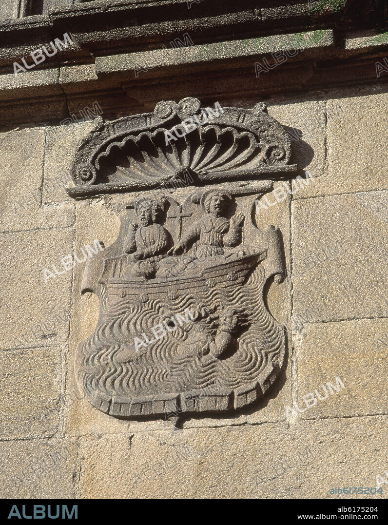 ESCUDO- RELIEVE CON EL TRASLADO POR MAR DEL CUERPO DEL APOSTOL SANTIAGO A COMPOSTELA- VENERA - FOTO AÑO 2000.