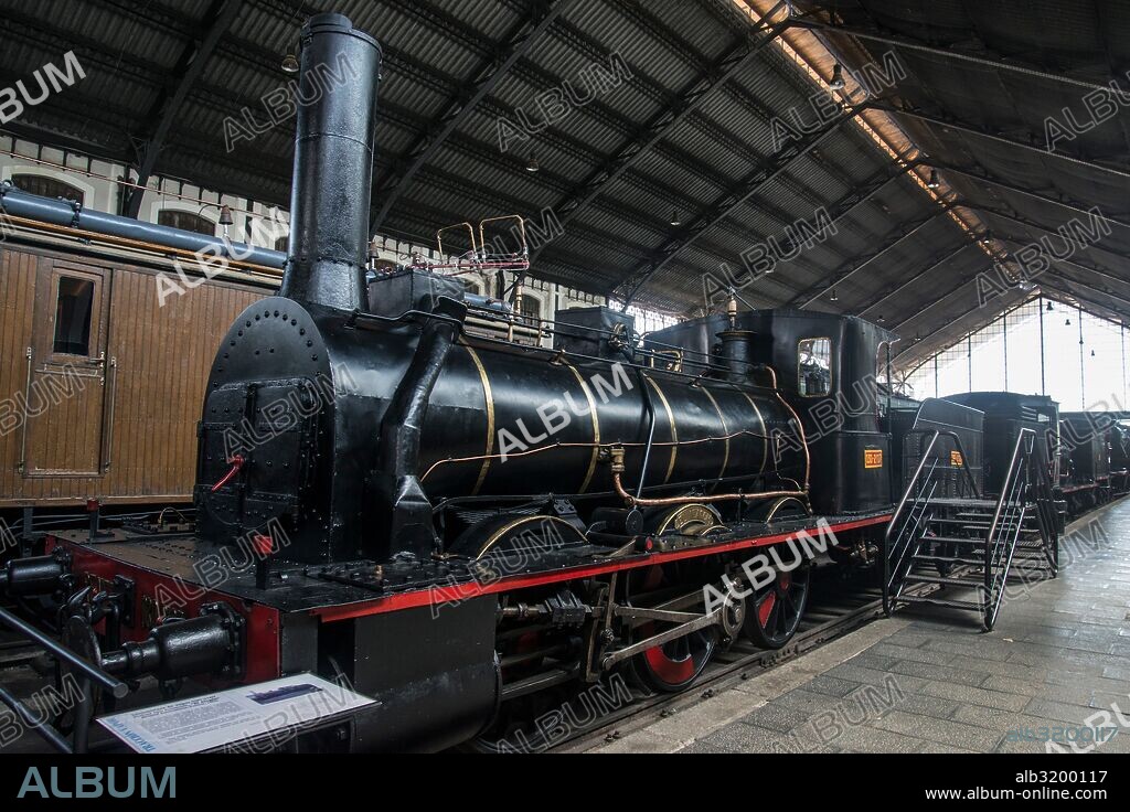 Locomotora de vapor 030-2107 "El Alagón". Rodaje tipo mamouth. Formó parte de la Compañía de los Caminos de Hierro del Norte de España, siendo adquirida en 1875 por la Compañía de Ferrocarriles de Medina a Salamanca.