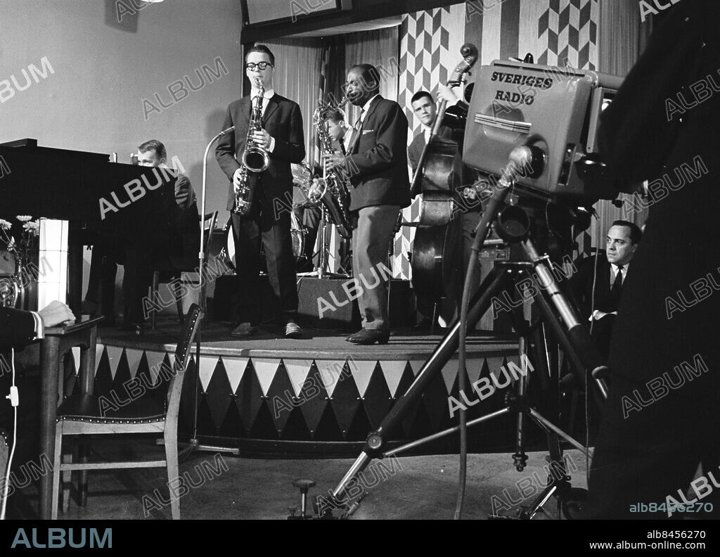 Göteborg 24 oktober 1963. Jazz på Don Pedro (nuvarande Dojan på Vallgatan)- Bernt Rosengren (ts), Hasse Löfman (b) och Don Bayas (ts). Vid pianot Sven-Eric Dahlberg och på trummor Karl-Axel Källner. LKängst ner till höger - Morgan Karnevi som höll i klubben.. Foto: Kamerareportage *** Local Caption *** . KAMERAREPORTAGE.
