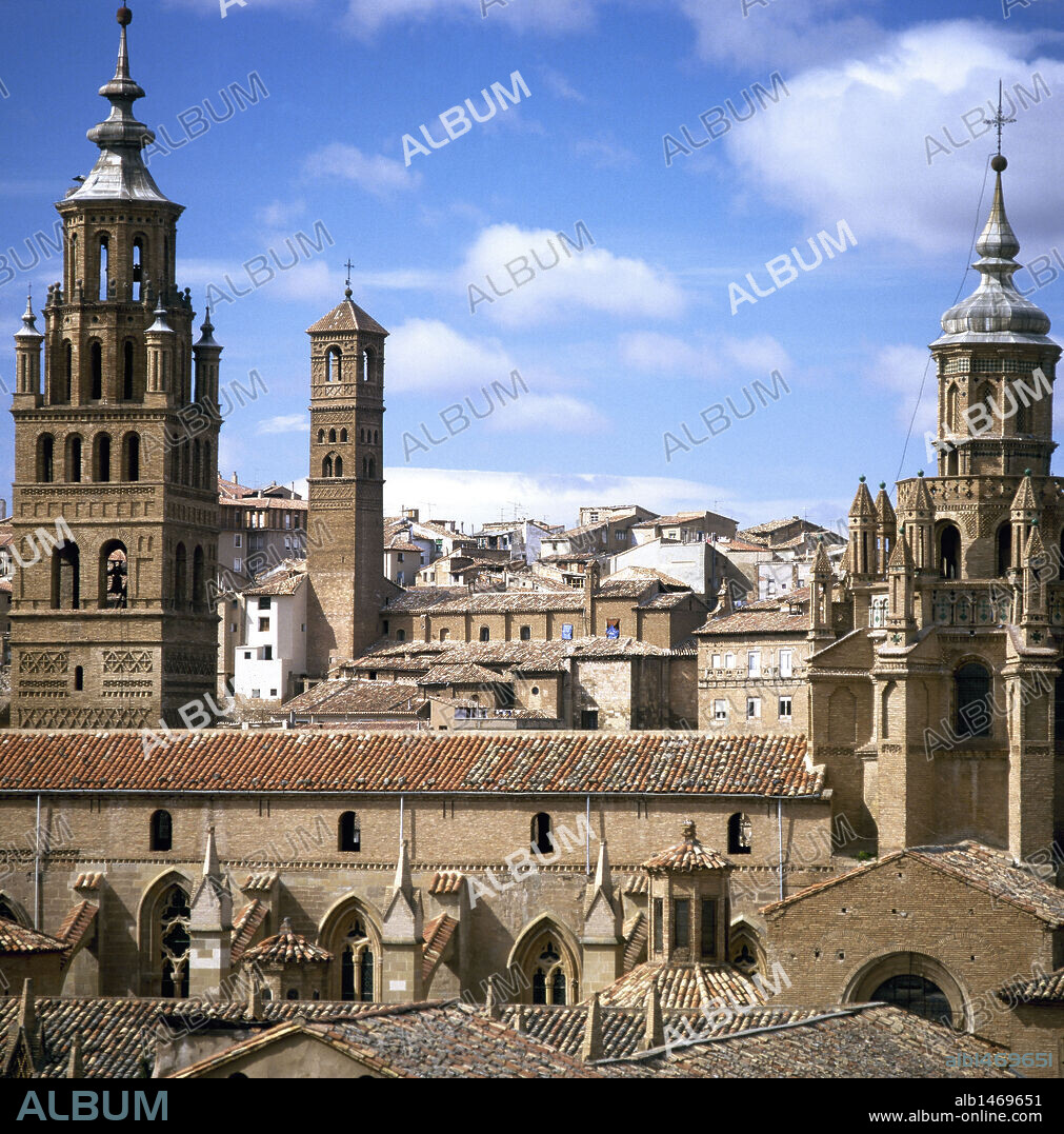 ARAGON. TARAZONA. Panorámica de la localidad, con la TORRE MUDEJAR DE LA CATEDRAL, a la izquierda, y el CIMBORRIO a la derecha. Al fondo, la TORRE MUDEJAR DE LA IGLESIA DE LA MAGDALENA. Provincia de Zaragoza. España.