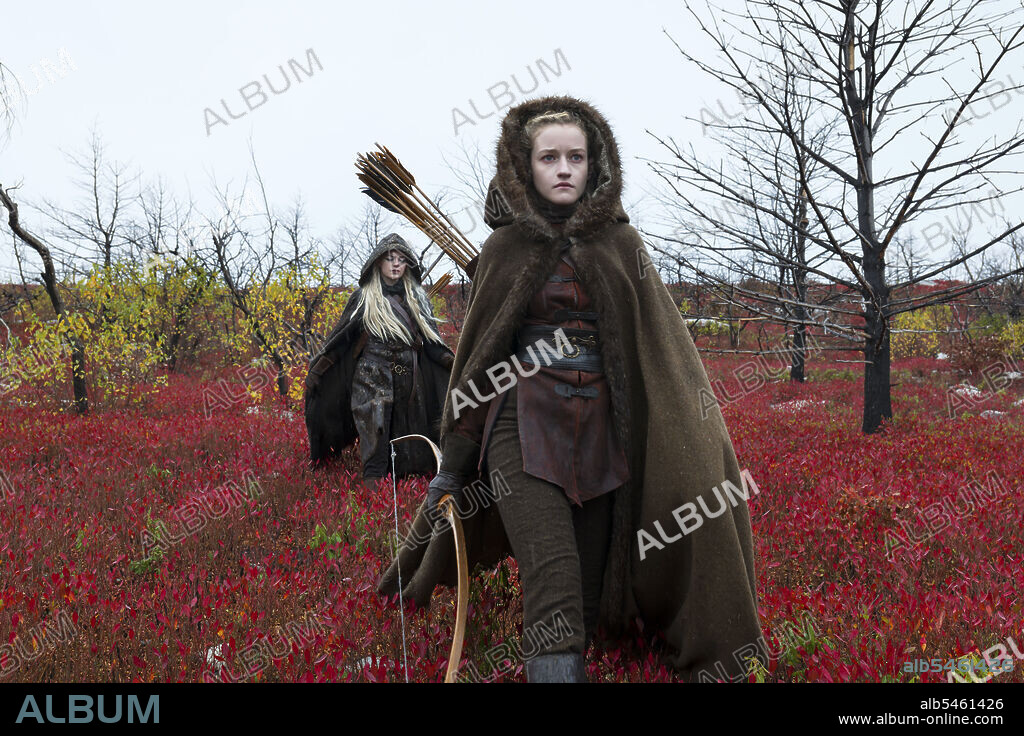 EMMA STONE and JULIA GARNER in MANIAC, 2018, directed by CARY JOJI FUKUNAGA. Copyright PARAMOUNT TELEVISION.