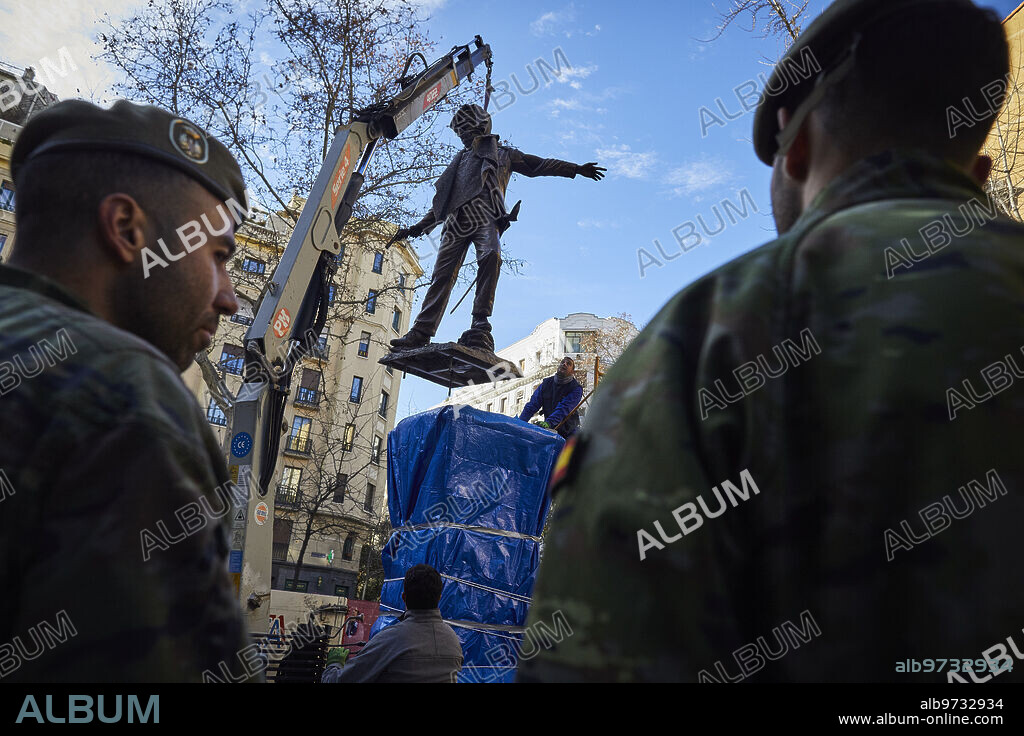 Madrid, 10/01/2020. Plaza del Conde de Valle Suchil, esquina c/ Alberto Aguilera. Colocación de la estatua del teniente Martín Cerezo, héroe de Baler, Filipinas, erigida por suscripción popular. Foto: Guillermo Navarro. ARCHDC.