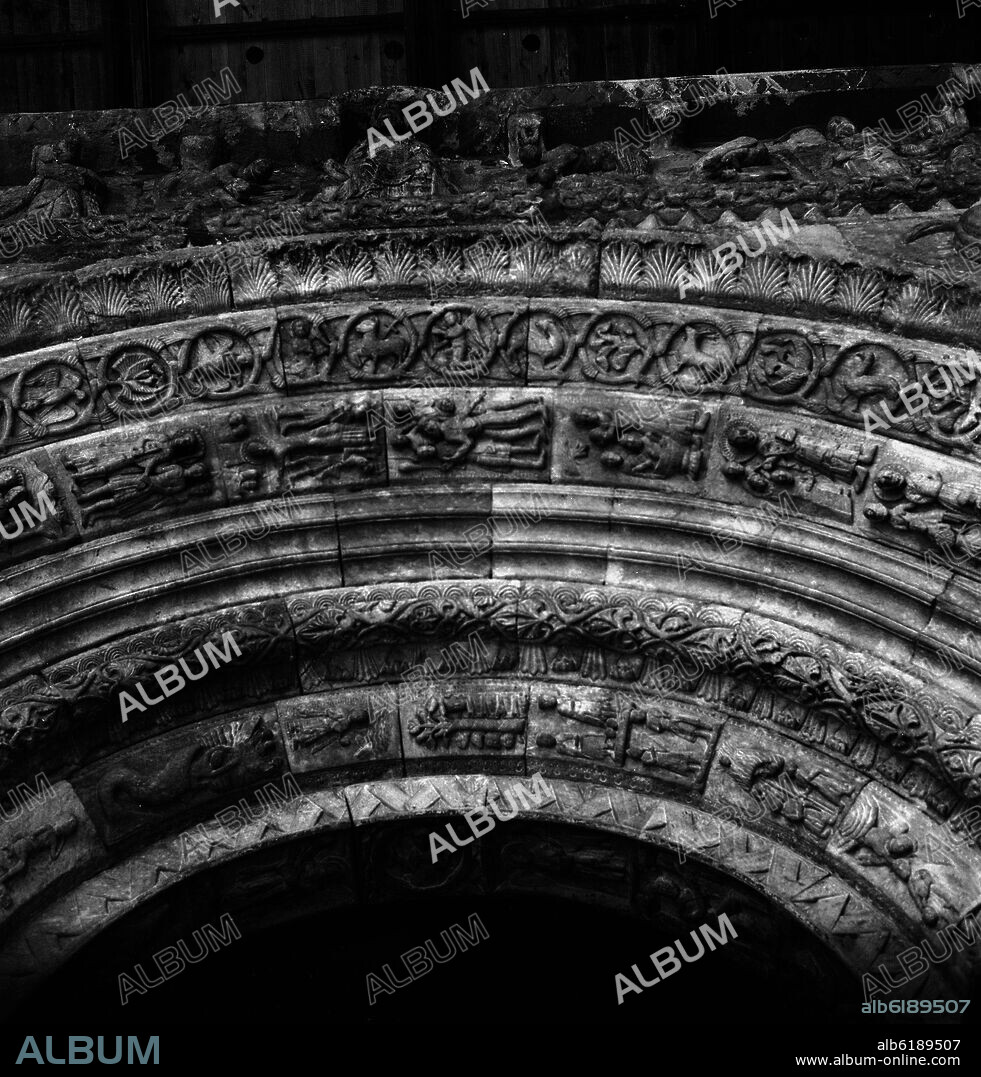 INTRADOS Y ARQUIVOLTAS DE LA PARTE CENTRAL DE LA PORTADA - ROMANICO CATALAN - SIGLO XII - FOTOGRAFIA EN BLANCO Y NEGRO - AÑOS 60.