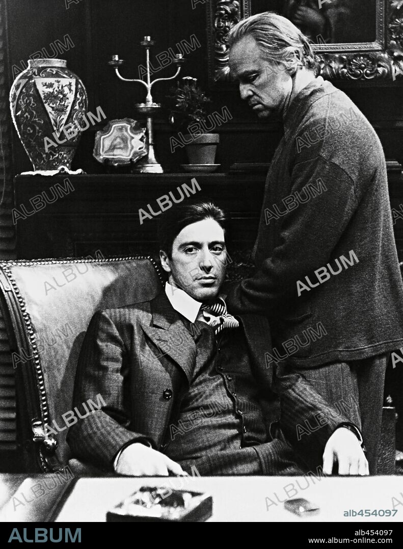 AL PACINO and MARLON BRANDO in THE GODFATHER, 1972, directed by FRANCIS FORD COPPOLA. Copyright PARAMOUNT PICTURES.