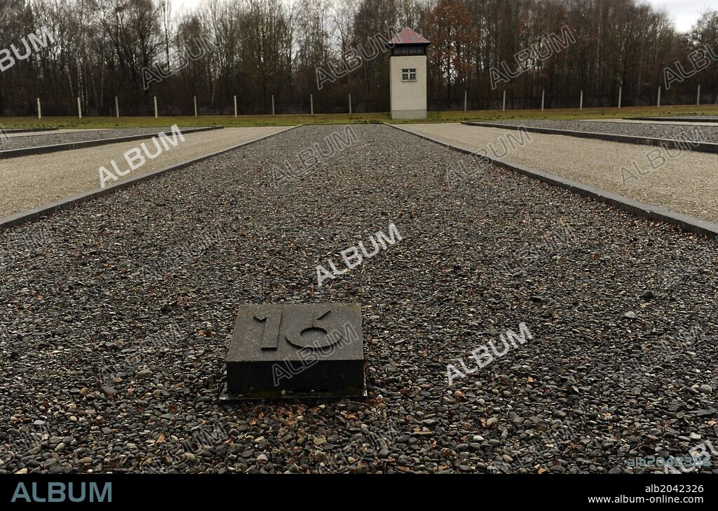 Campo de concentración nazi de Dachau. Actualmente funciona un Memorial y Museo sobre el Holocausto y la persecución política en el Tercer Reich. Torre de vigilancia al fondo. Alrededores de Dachao. Norte de Múnich. Baviera. Sur de Alemania.