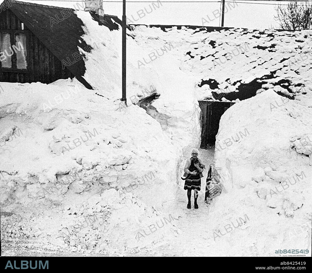 Kyrkheddinge 1979-02-20. När Skåne försvann vintern 1979. Klara Adlers lilla uppskottade väg till friheten efter en veckas isolering i Kyrkheddinge utanför Lund . Foto: Torbjörn Andersson / EXP / TT / Kod: 4 . ** AFTONBLADET OUT **.