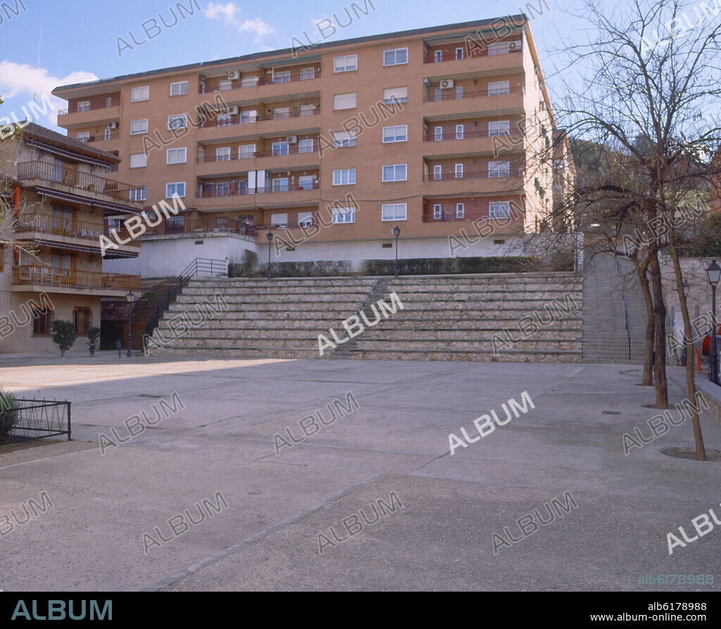 PLAZA DE LA AMISTAD Y DE LOS PUEBLOS - GRADAS.