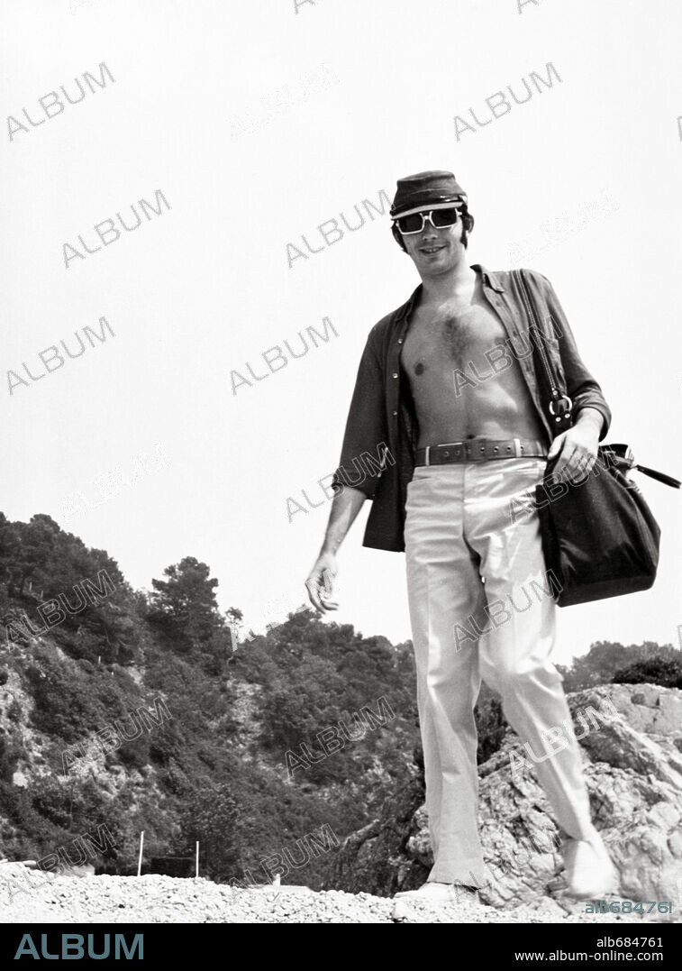 JOAN MANUEL SERRAT en PALABRAS DE AMOR, 1968, dirigida por ANTONI RIBAS. Copyright BALCAZAR P.C. / COLITA. Joan Manel Serrat en un descando del rodaje de "Palabras de Amor", 1969.