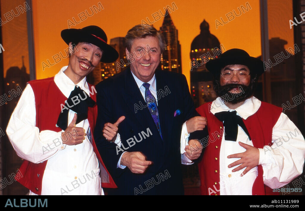 Harald Schmidt Show, entertainment talk show, Germany 1995 - 2003, broadcast on March 4, 1997, guest star: Karl Moik between Li and Wang, dressed as Wildecker Herzbuben (original german headline: Harald-Schmidt-Show).