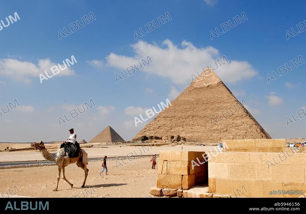 Giseh / Gizeh / El-Gîza (Unterägypten), Pyramiden, Pyramide des Chephren (Altes Reich, 4.Dynastie, um 2550 v. Chr.; Höhe 136,5 m),-Gesamtansicht von Osten; im Hintergrund links die Pyramide des Mykerinos.-Foto, undatiert.