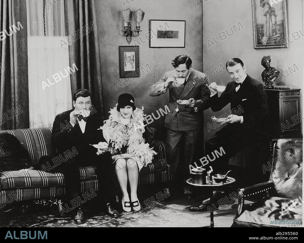 CLIVE BROOK, EVELYN BRENT, GEORGE BANCROFT and JOSEF VON STERNBERG in UNDERWORLD, 1927, directed by JOSEF VON STERNBERG. Copyright PARAMOUNT PICTURES.