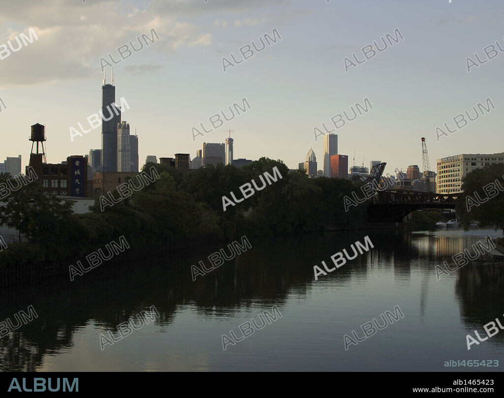 Estados Unidos. Chicago. Vista al anochecer del río Chicago a su paso por una zona industrial. Al fondo, los rascacielos del centro de la ciudad. Estado de Illinois.