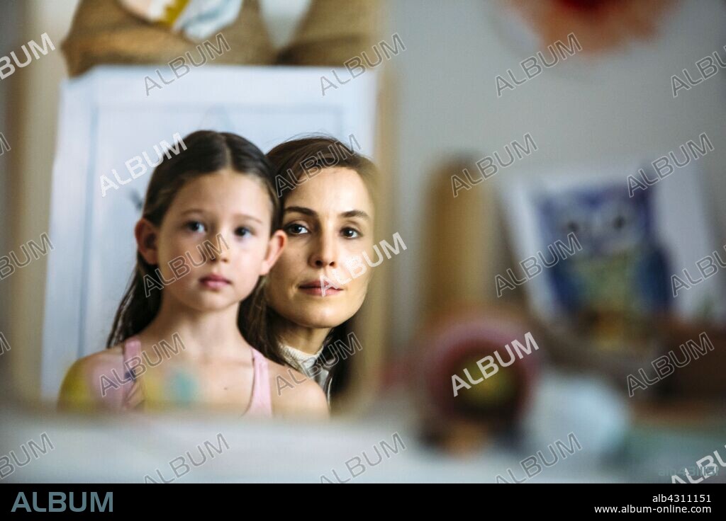 ANNIKA WHITELEY y NOOMI RAPACE en DESAPARECIDA, 2019 (ANGEL OF MINE). Copyright MAGNA ENTERTAINMENT/GARLIN PICTURES.