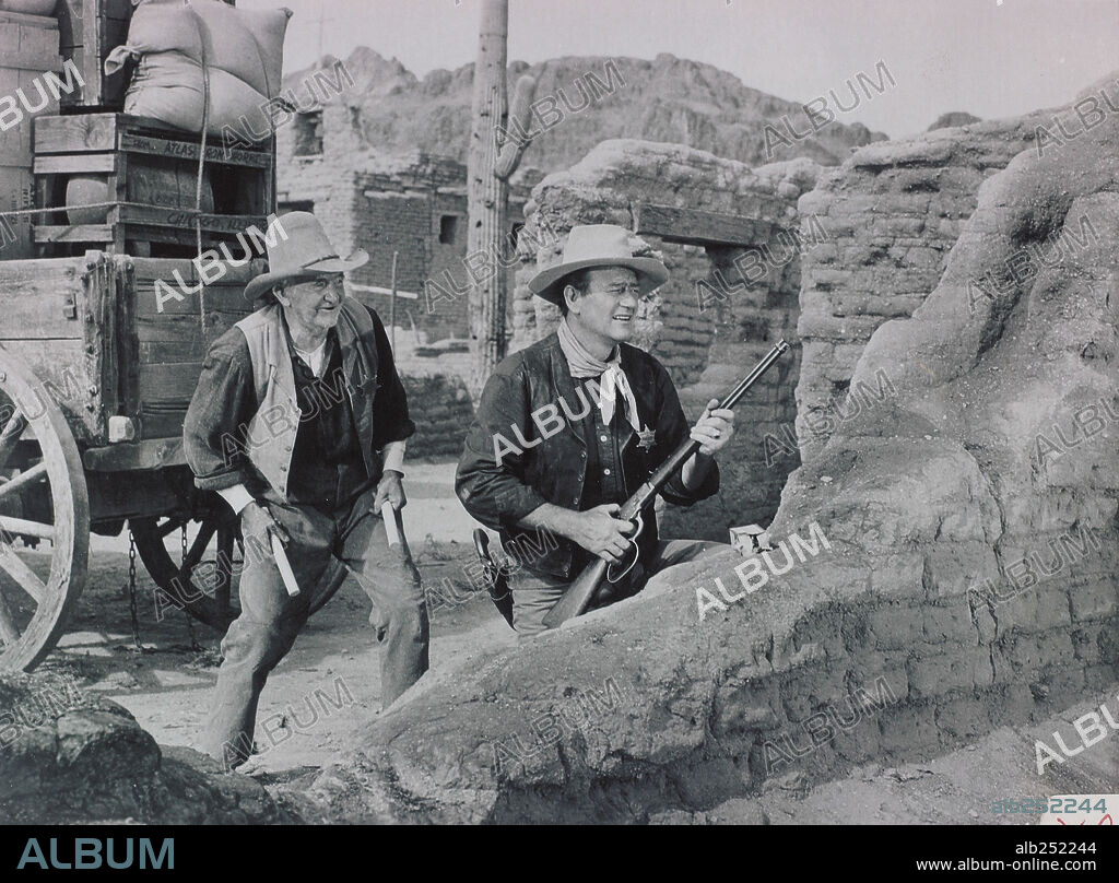 JOHN WAYNE y WALTER BRENNAN en RIO BRAVO, 1959, dirigida por HOWARD HAWKS. Copyright WARNER BROTHERS.