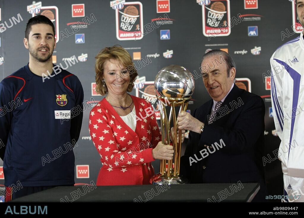 The president of the Community of Madrid Esperanza Aguirre poses with several players from the basketball teams that will play in the final four of the Copa del Rey this weekend at the Palacio de Deportes in Madrid. Madrid. 02/19/2009. Archdc. Photo: Francisco Seco.