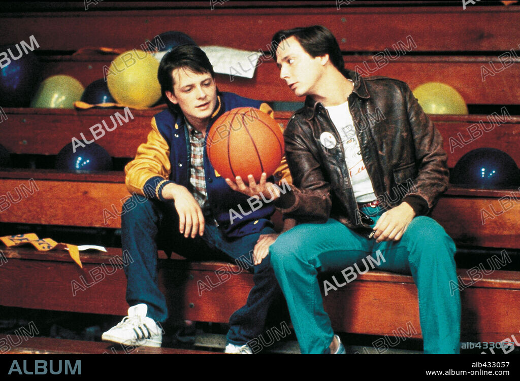 MICHAEL J FOX y JERRY LEVINE. JERRY LEVINE y MICHAEL J. FOX en TEEN WOLF-DE PELO EN PECHO, 1985 (TEEN WOLF), dirigida por ROD DANIEL. Copyright WOLFKILL PRODUCTIONS.
