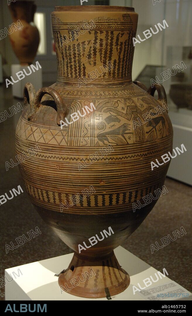 ARTE GRIEGO. PERIODO ARCAICO. PITHOS griego decorado con la GRAN DIOSA DE LA NATURALEZA flanqueada por leones y pájaros. Procede de Tebas (Beocia) y está datado entre los años 680-670 a. C. Estilo orientalizante. Museo Arqueologico Nacional. Atenas. Grecia.