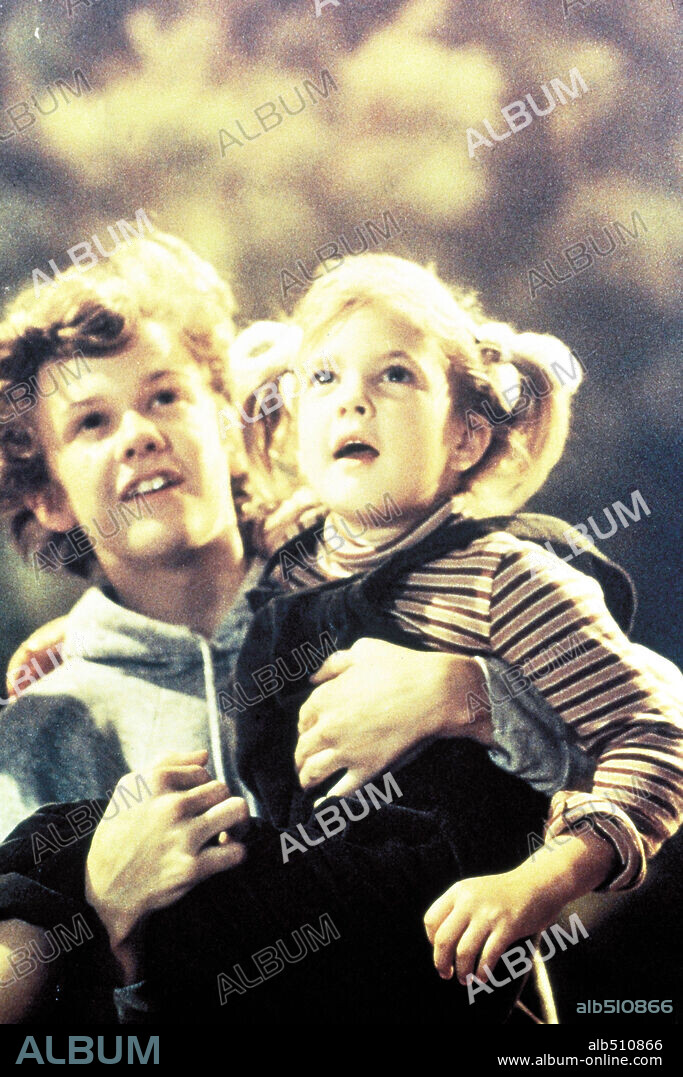 DREW BARRYMORE and ROBERT MacNAUGHTON in E. T. THE EXTRA-TERRESTRIAL, 1982, directed by STEVEN SPIELBERG. Copyright UNIVERSAL PICTURES.