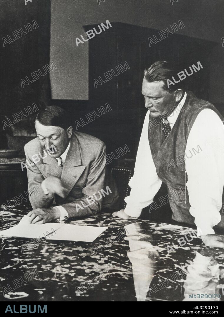 Adolf Hitler (1889-1945), político austríaco, principal ideólogo del nazismo, y Herman Göring (1893-1946), político y militar, comandante supremo de la Luftwaffe, en Nuremberg. Año 1945.