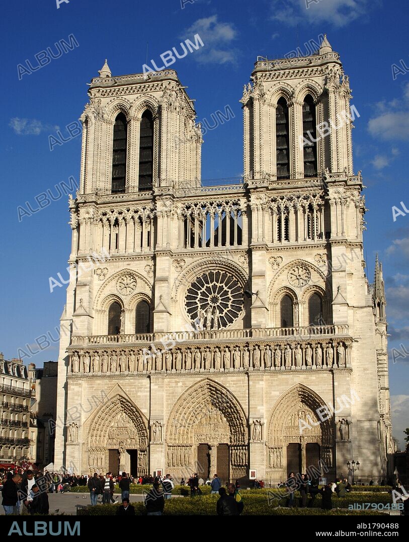 FRANCIA. PARIS. Vista de la FACHADA PRINCIPAL de la CATEDRAL DE NOTRE DAME (1163-1250), construida en estilo gótico por orden del obispo Eudes de Sully. Consta de tres cuerpos superpuestos, con tres grandes pórticos en su zona inferior.